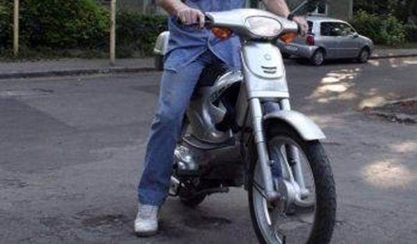 Bărbat din Flămânzi fără permis de conducere depistat conducând un moped