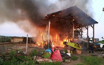 Magazie și combină agricolă făcute …