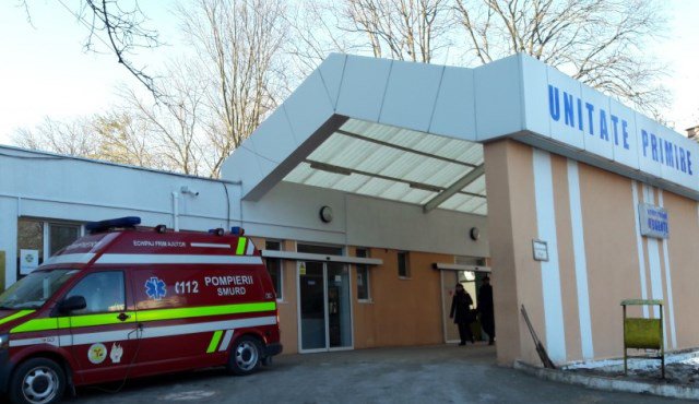 A ajuns la spital în stare gravă după ce a căzut de pe casă