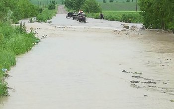 Trei persoane salvate dintr-o mașină …