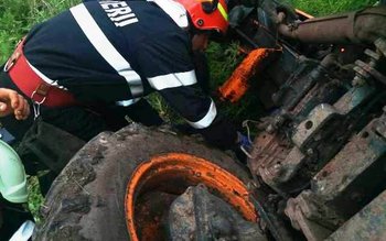 Tractor răsturnat la Viișoara! Șoferul …