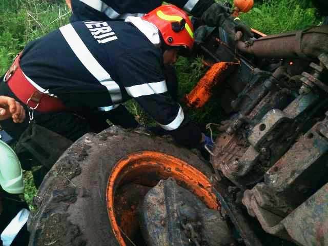 Tractor răsturnat la Viișoara! Șoferul scos de pompieri - FOTO