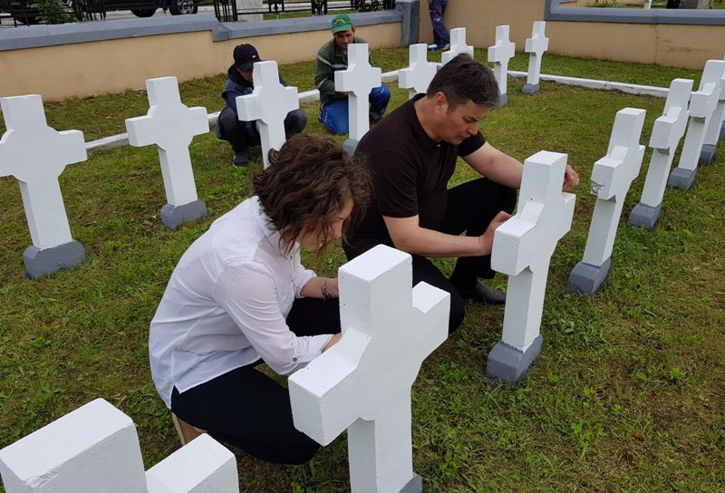 Voluntariat pentru eroi – Oficialitățile județului au participat la activități de înfrumusețare a Cimitirului Eroilor - FOTO