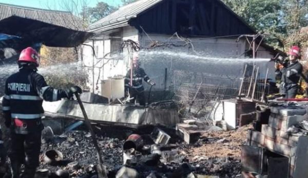 Păgubiți de foc! Două familii din Suharău și Guranda au rămas fără acoperiș deasupra capului