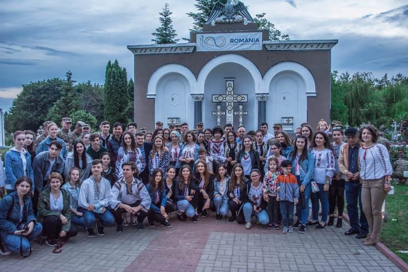 Candele aprinse în Cimitirul Eroilor - FOTO