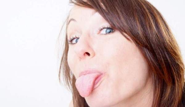 Ce afecțiune poți avea dacă ai limba încărcată de depozite albicioase sau gălbui