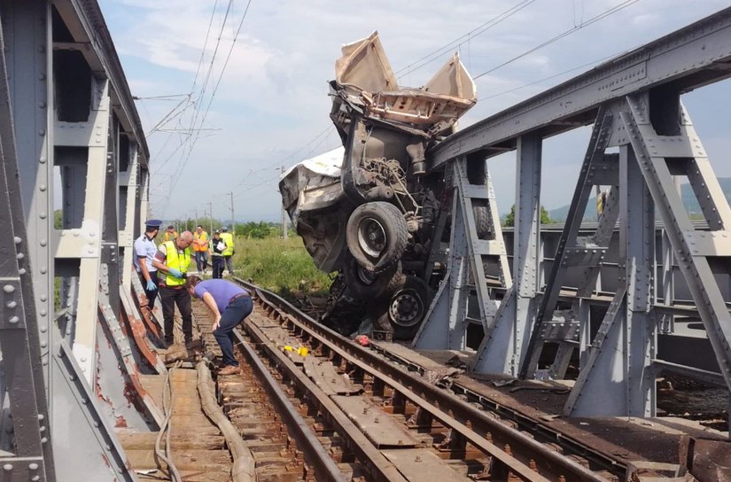 Un tren cu circa 60 de călători a deraiat după ce a lovit un camion
