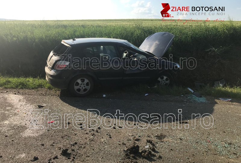 Accident la Șendriceni! O mașină a acroșat un utilaj agricol și s-a izbit de un mal de pământ - FOTO