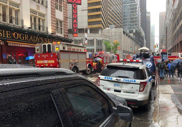 Un elicopter s-a prăbuşit peste o clădire din Manhattan: pilotul a murit