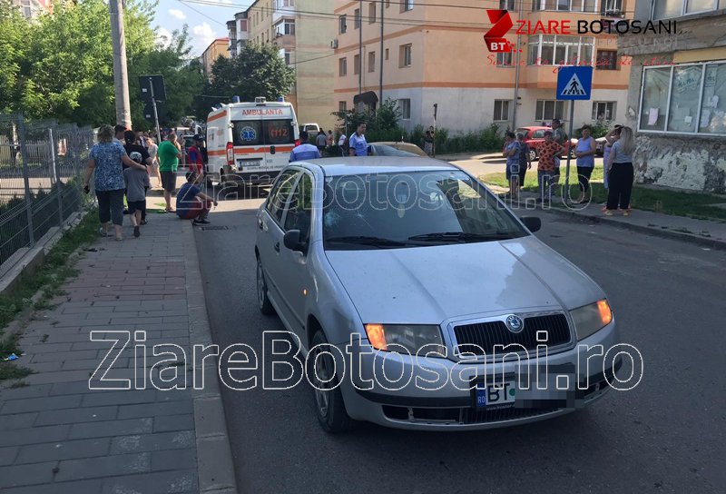 Accident! Copil lovit de o mașină după ce a traversat strada pe trotinetă - FOTO