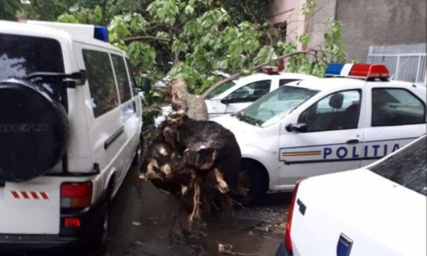 Mașini de poliție distruse de vremea extremă, la Brăila