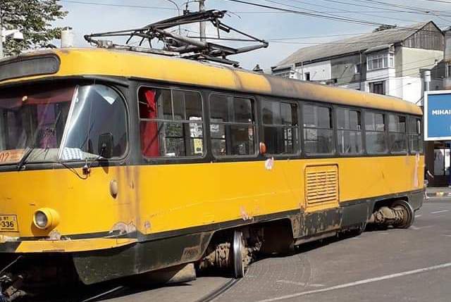 Circulație îngreunată în Botoșani! Un alt tramvai a deraiat spectaculos