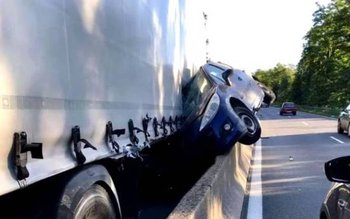 Un șofer român a strivit …