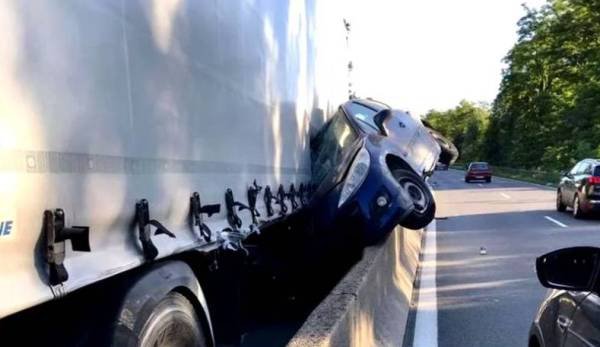 Un șofer român a strivit cu camionul o mașină pe o șosea din Franța