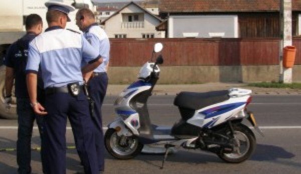 Botoșănean cercetat de polițiști. A condus, fără permis, un moped neînmatriculat