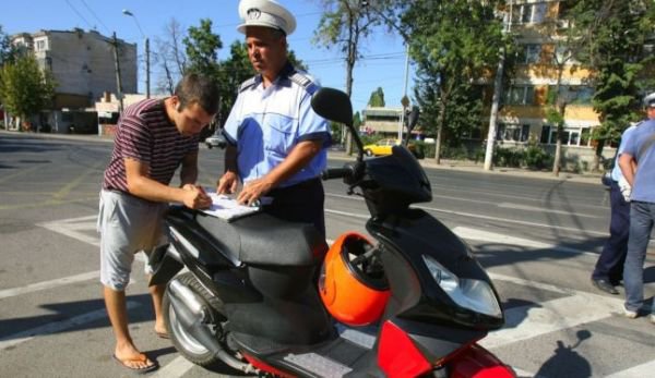 Rețeta inconștienței: fără permis și fără echipament, doi tineri „călare” pe un moped