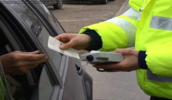 Un tânăr din Albeşti cu permisul suspendat a fost prins la volan de polițiști