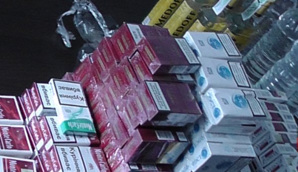 Ţigări și alcool de contrabandă confiscate de la un tânăr de 19 ani