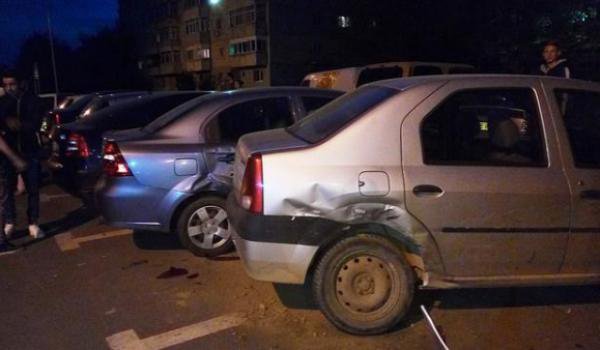 Un tânăr de 24 de ani care s-a urcat băut la volan s-a ales cu dosar penal după ce a lovit două mașini parcate