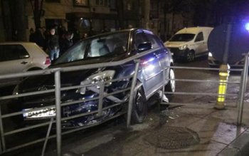 S-a proptit cu mașina în …