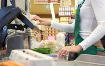 Cât câștigă o casieră la …