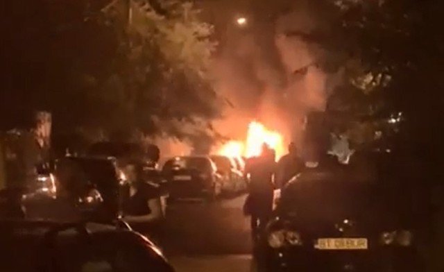 Mașină parcată pe o alee din Botoșani cuprinsă de flăcări
