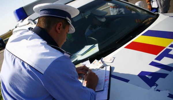 O femeie, în vârstă de 30 de ani, prinsă conducând fără permis pe un drum public