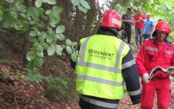 Bătrân rătăcit în pădure, ajutat …