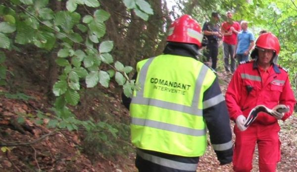 Bătrân rătăcit în pădure, ajutat de pompieri să găsească drumul spre casă