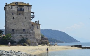 O mamă și fiul ei, …