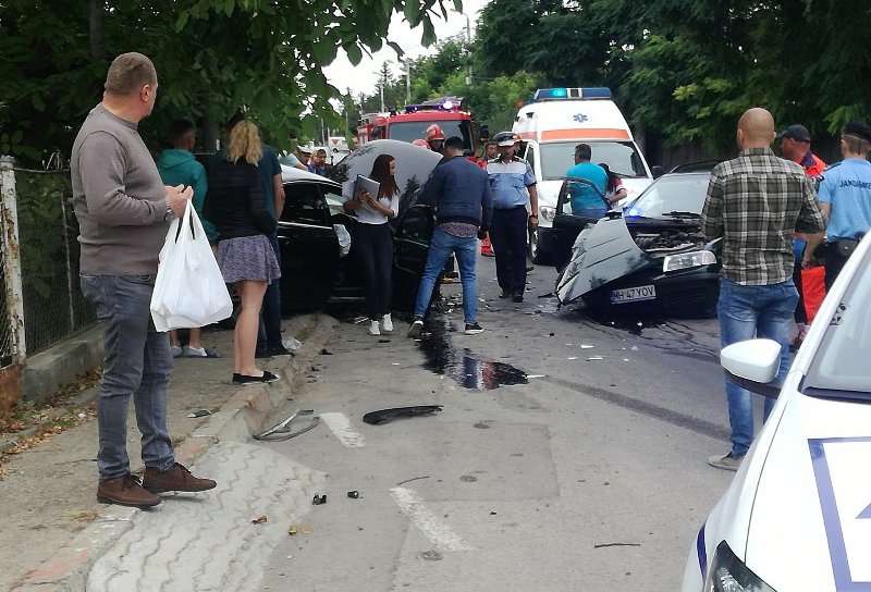 Accident grav la ieșirea din Botoșani spre Răchiți. Două persoane au ajuns la spital  - FOTO