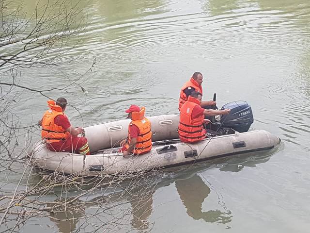 Pescar căutat de pompieri după ce a căzut în Prut - FOTO