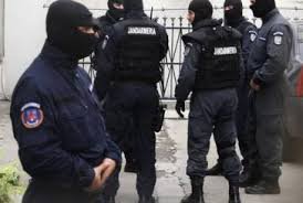 Percheziții cu mascați la două …