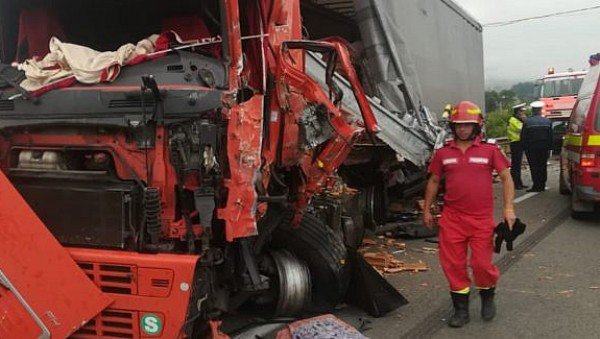 Trei răniți grav în urma coliziunii între un TIR și un camion condus de un botoșănean - FOTO