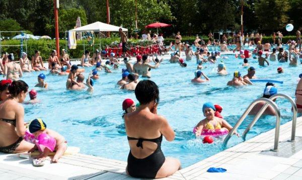 Cât de murdară este apa din piscine: statisticile care te fac să stai acasă