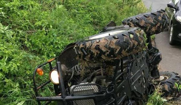 Un tânăr de 22 de ani a ajuns la spital după ce a pierdut controlul ATV-ului şi s-a izbit de un gard