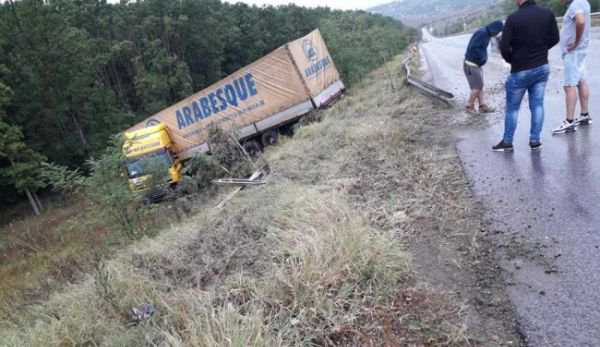 ACCIDENT la Dealu Mare! Tir ieșit în decor după ce a rupt un parapet metalic