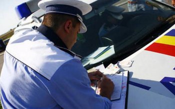 Mașină parcată regulamentar distrusă de …