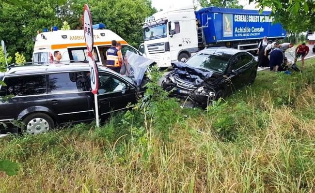 Doi copii și trei adulți răniți într-un accident produs în urma unei depășiri riscante