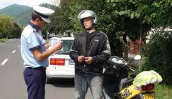 Un bărbat de 55 de ani s-a ales cu dosar penal pentru conducere de moped fără permis