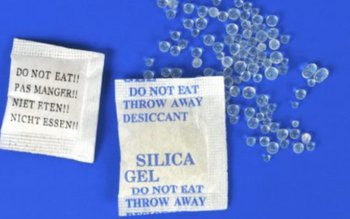 Nu arunca plicurile mici albe …