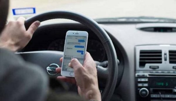 Atenţie, şoferi! Noi sancţiuni pentru folosirea inadecvată a telefonului mobil de către conducătorii auto