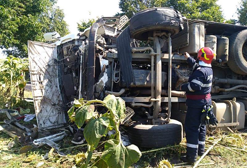 ACCIDENT! Camion încărcat cu bitum răsturnat între localitățile Stânca și Havârna - FOTO