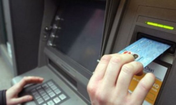 O nouă metodă de înșelătorie la bancomat șochează. Cum ți se golește cardul fără să știi