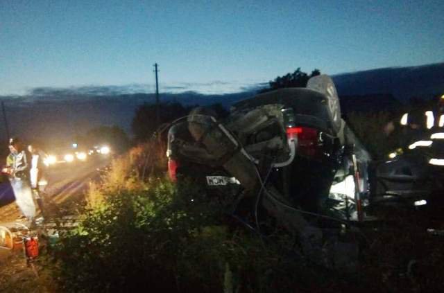 Accident grav la Ionășeni! Bărbat rămas încarcerat după ce a rupt un stâlp și s-a răsturnat cu mașina - FOTO