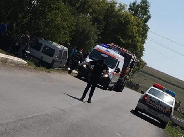 A izbit autoutilitara într-un copac și a fugit de la locul accidentului. Un bărbat a rămas încarcerat - FOTO