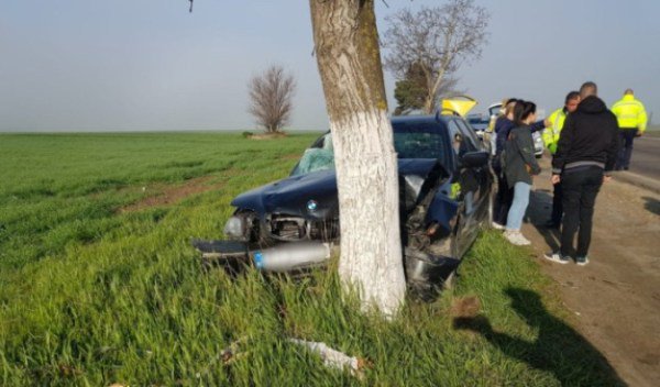 Două persoane rănite după ce un șofer mort de beat a intrat cu mașina într-un copac