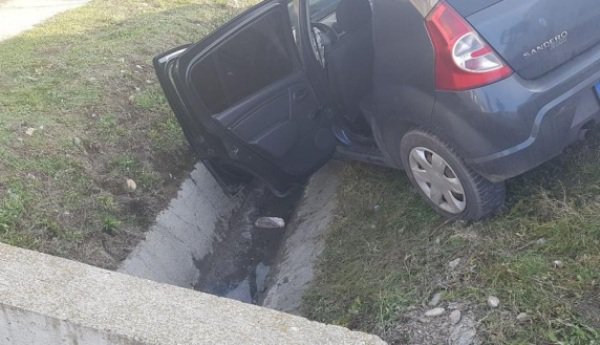 Accident pe drumul Botoșani-Dorohoi: Un șofer bine băut a intrat cu mașina în șanț