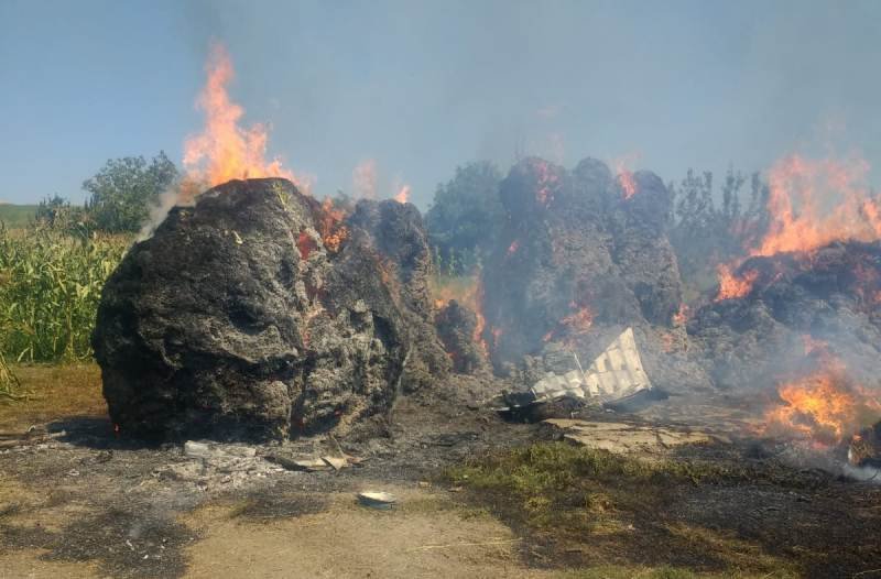 De aproape patru ore, pompierii botoșăneni se luptă cu flăcările la Stăuceni - FOTO