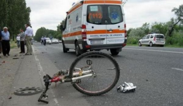 Culmea accidentelor rutiere: Un bărbat beat s-a accidentat după ce a intrat cu bicicleta într-o mașină